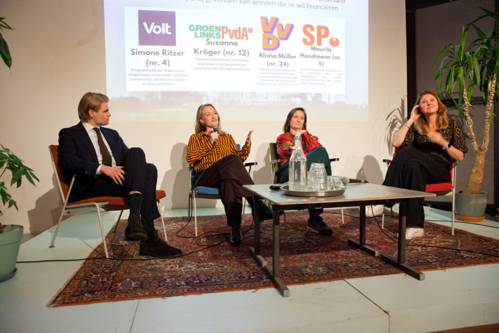 Vertegenwoordigers van Volt, SP, GroenLinks-PvdA en VVD debatteren in Den Haag tijdens het evenement ‘Door met Duurzaam’ over de toekomst van de energietransitie. Nieuwsfeit: partijen schrappen geld voor kernenergie.